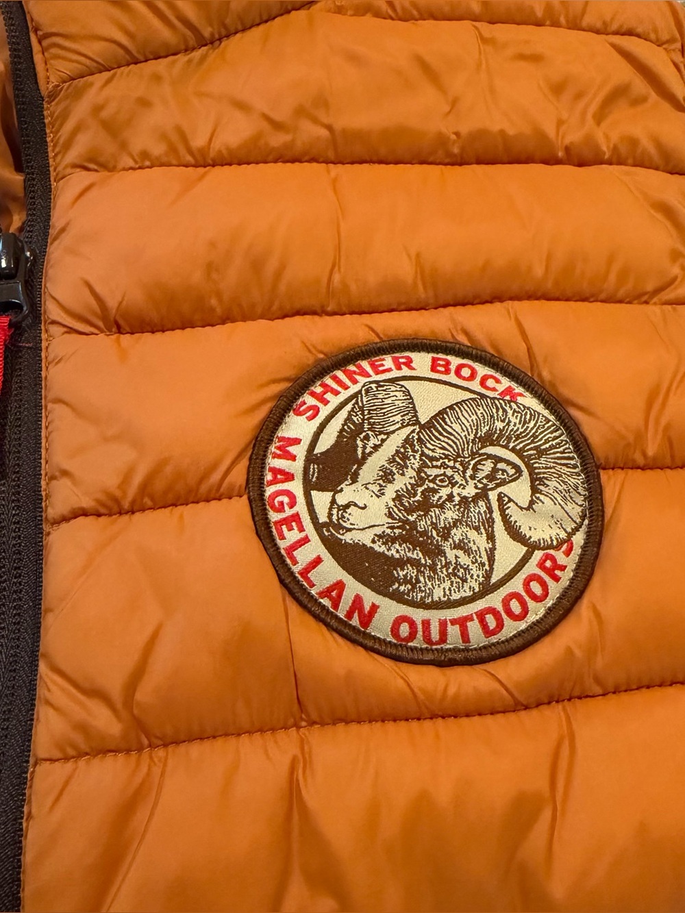 Magellan Shiner Bock Men’s Classic Fit Full Zip Puffer Vest Large L Orange Brown - Picture 3 of 8